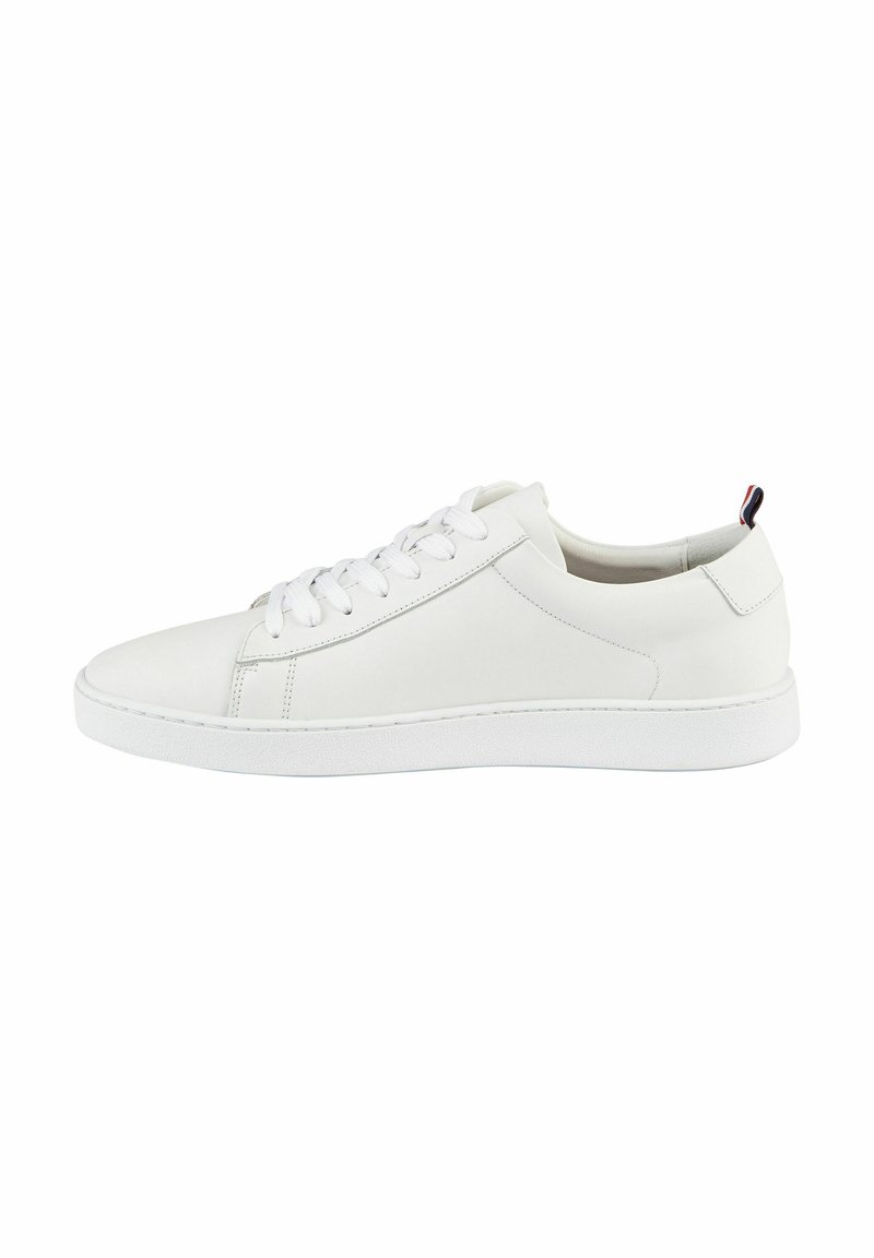 Witte lederen sneaker met een gladde afwerking, ronde neus, platte witte zool en vetersluiting. Kenmerkt zich door een minimalistisch design en subtiele accenten.