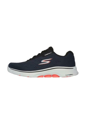 Zapatillas deportivas de malla azul marino con acentos negros, mediasuela blanca y detalles en coral. Cuentan con una suela acolchada y una parte superior transpirable para mayor comodidad.