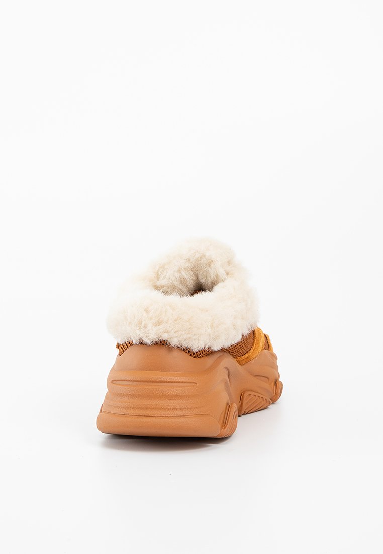 Sneaker marrone con tomaia in rete e colletto in morbida pelliccia bianca. Suola in gomma testurizzata e forma arrotondata. Design casual per il massimo comfort.