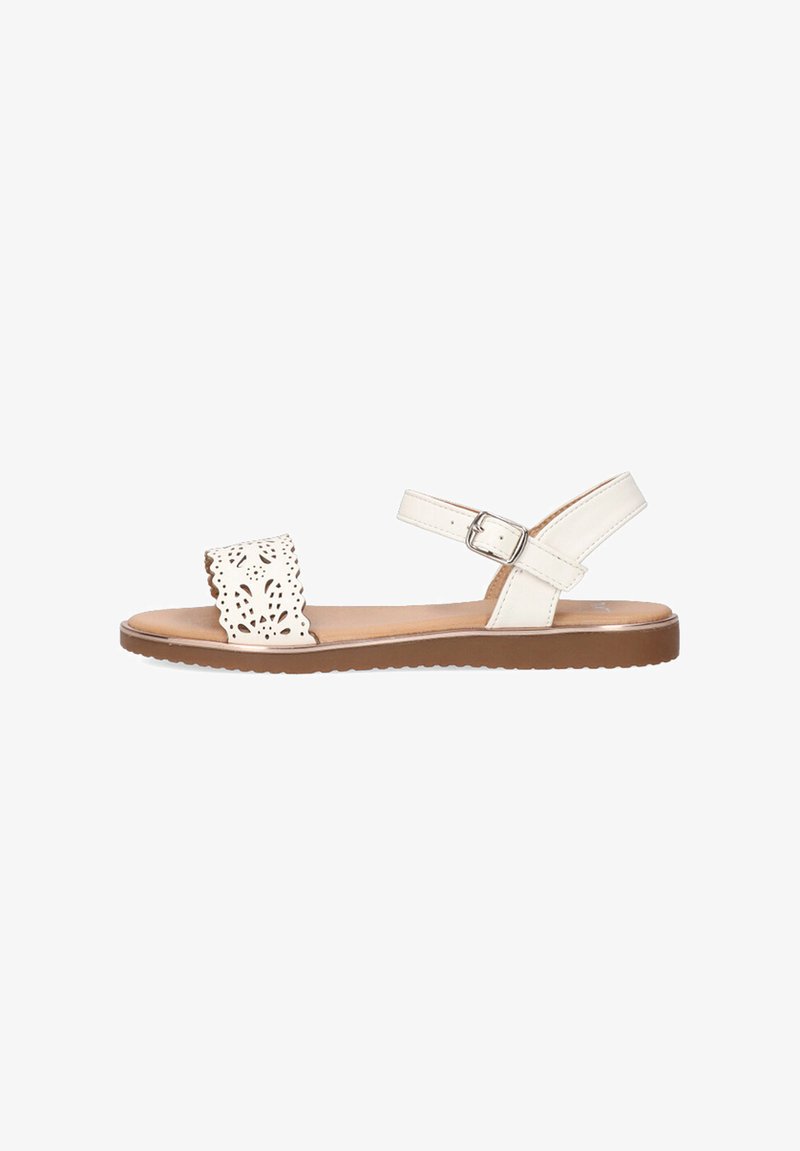 Sandalia blanca con una tira perforada y hebilla ajustable en el tobillo. Suela plana con borde marrón. Acabado liso y diseño minimalista.