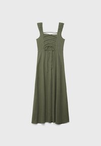 Vestido maxi verde oliva hecho de una tela ligera, con tirantes fruncidos y un detalle de encaje en la espalda. Silueta fluida en forma de A.