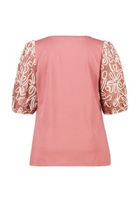 Roze top met korte mouwen, voorzien van geborduurde, opbollende mouwen in een bloempatroon van wit en beige. Glad katoenen lijfje met een ontspannen pasvorm.