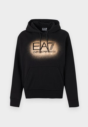 Czarna bluza z kapturem wykonana z miękkiego materiału, z przednią kieszenią typu kangurka, kapturem ze sznurkiem oraz złoto-czarnym logo EA7 Emporio Armani.