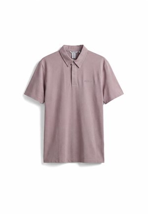 Polo mauve a maniche corte con colletto, pattina con due bottoni e logo ricamato discreto sul petto, mostrata su sfondo bianco.