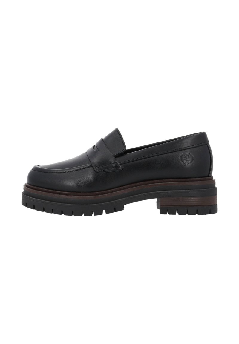 Zwarte leren loafer met stevige, geprofileerde zool, bruine middenzoolstrook en reliëflogo op de hiel, zijaanzicht op witte achtergrond.