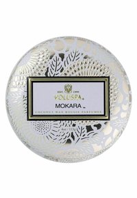 Voluspa Mokara-ljus i en rund metallbehållare med ett silver- och vitblommigt mönster. Etiketten visar varumärkes- och produktinformation. 4 oz.