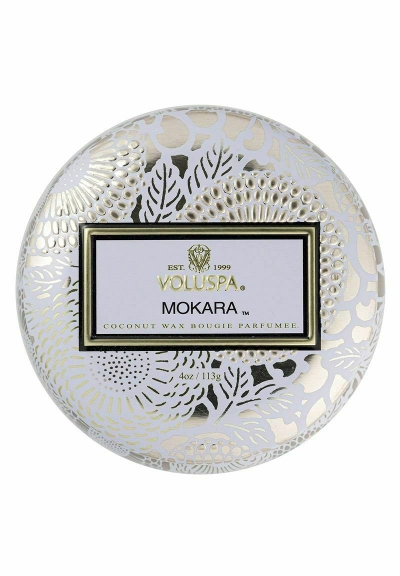 Voluspa Mokara-ljus i en rund metallbehållare med ett silver- och vitblommigt mönster. Etiketten visar varumärkes- och produktinformation. 4 oz.