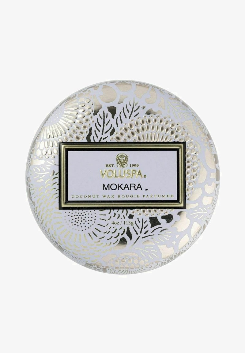 Voluspa Mokara-ljus i en rund metallbehållare med ett silver- och vitblommigt mönster. Etiketten visar varumärkes- och produktinformation. 4 oz.