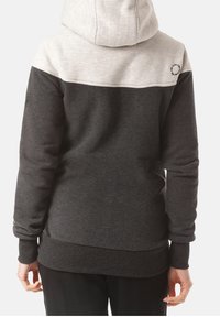 Sudadera con capucha que presenta un diseño bicolor; cuerpo gris oscuro con canesú gris claro. Hecha de tela suave con puños y dobladillo acanalados.