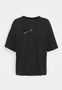 Camiseta negra de manga corta hecha de algodón, con cuello redondo, que cuenta con un logotipo de Nike en camuflaje negro brillante en el frente.