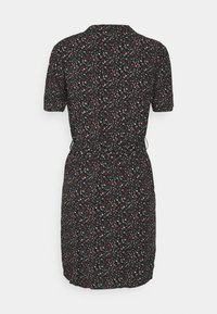 Vestido preto de manga curta com um padrão floral em vermelho, branco e verde. Cintura ajustada com detalhes elásticos para um efeito franzido.