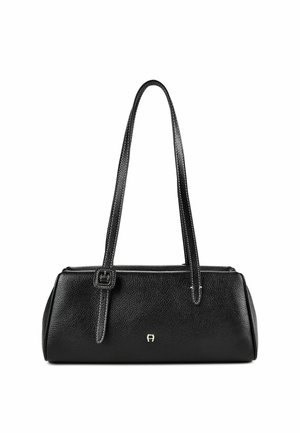 Schwarze, strukturierte Lederhandtasche mit langen Schulterriemen und kleinem silbernem Logo vorne in der Mitte.