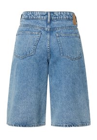 Šviesiai mėlyni džinsiniai šortai su galinėmis kišenėmis, diržo kilpelėmis ir odiniu lopu ant juosmens, matomi iš nugaros.