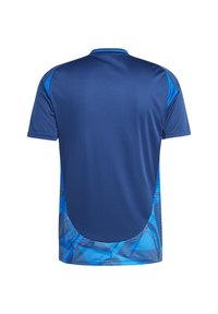 Korte mouwen shirt in marineblauwe stof met een blauw geometrisch patroon aan de zijkant. Heeft een ronde zoom en een ronde halsontwerp.