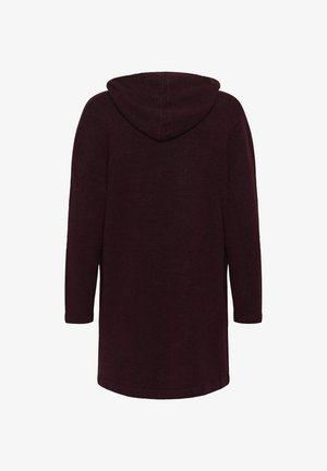 Long sweat à capuche bordeaux en matériau doux et texturé, avec une capuche arrondie et des manches longues, présentant une coupe droite et sans fermetures visibles.