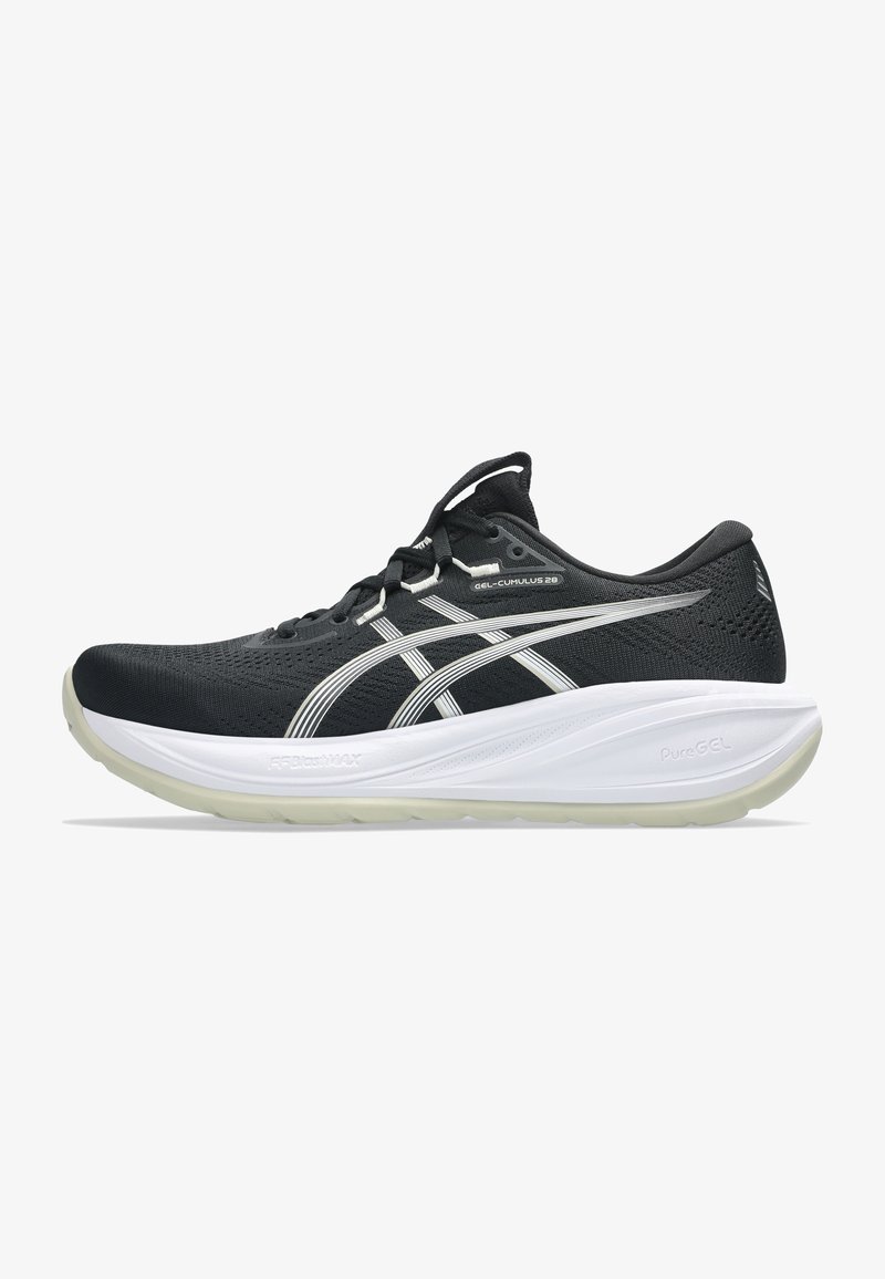 Μαύρο παπούτσι για τρέξιμο με λευκές ρίγες Asics, παχύ λευκό μαξιλαρωτό πέλμα και κλείσιμο με κορδόνια, εμφανίζεται σε πλάγια όψη.