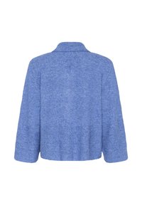 Niebieski sweter z dzianiny z kołnierzykiem, szerokimi rękawami i fakturowanym ściągaczem. Materiał wygląda na miękki i przytulny, z lekko luźnym krojem.