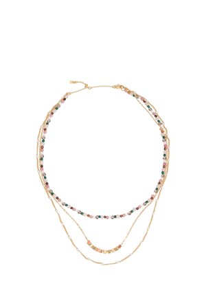 Collar de oro de tres capas con cuentas multicolores, pequeñas perlas blancas y cuentas con letras que forman la frase "SUMBA LOVE" sobre fondo blanco.