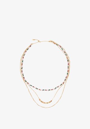 Collar de oro de tres capas con cuentas multicolores, pequeñas perlas blancas y cuentas con letras que forman la frase "SUMBA LOVE" sobre fondo blanco.