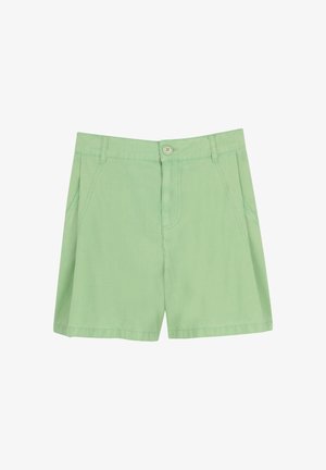 Lichtgroene damesshorts met zijzakken, knoopsluiting, riemlussen en voornaaddetails tegen een witte achtergrond.