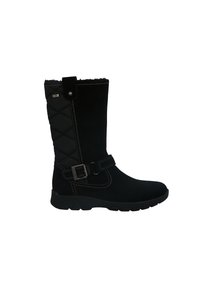Botte en suede noir avec un panneau textile matelassé, détail de boucle à la cheville et semelle en caoutchouc texturée. Hauteur mi-mollet, bout arrondi.