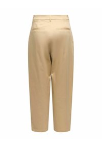 Pantalon beige à jambe droite avec passants de ceinture et deux poches passepoilées à l'arrière, présenté de dos sur un fond blanc.