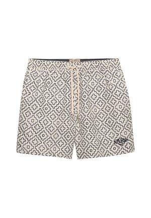Białe szorty ze ściągaczem, ozdobione czarnymi geometrycznymi wzorami w kształcie krzyża oraz logo "Superdry" na dolnej części prawej nogawki.