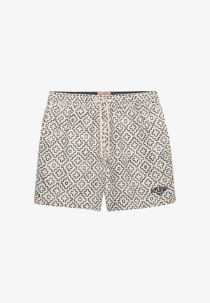 Witte short met trekkoord, voorzien van zwarte geometrische kruispatronen en het "Superdry"-logo op het lagere rechterbeen.