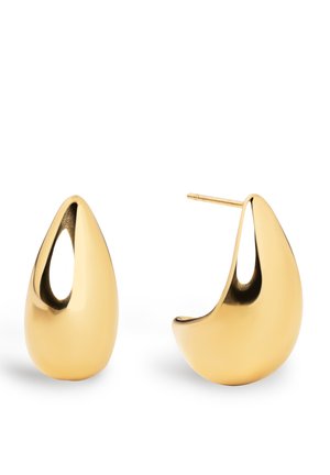 Goldene, tropfenförmige Ohrringe mit einer glatten, reflektierenden Oberfläche; sie haben einen hohlen Mittelpunkt und einen schlanken Steg zum Piercen.