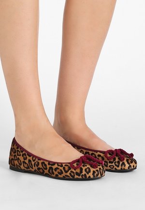 Ballerines à imprimé léopard avec une finition en tissu doux, des bordures bordeaux et des détails noués décoratifs au niveau des orteils. Design à semelle plate.