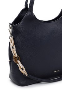 Sac à main en cuir bleu marine avec surface texturée, forme arrondie et double poignée. Comprend une bandoulière chaîne décorative et un détail de marquage en or.