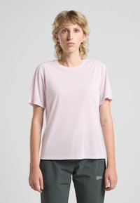 Maglietta a maniche corte rosa chiaro realizzata in tessuto morbido, con un logo discreto sulla parte sinistra del petto e una vestibilità rilassata.