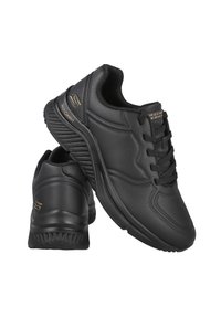 Zapatillas deportivas negras con parte superior de cuero texturizado, diseño con cordones y suela acolchada. Presenta la marca "Arch Comfort" en dorado.