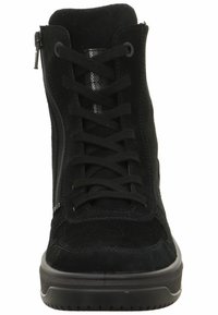 Černé zvýšené kožené boty se šněrováním vpředu a bočním zipem. Podešev je texturovaná a silnější, což zajišťuje stabilitu a pohodlí.