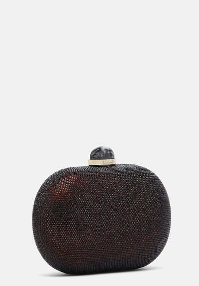 Petit sac clutch noir ovale recouvert de cristaux noirs avec un fermoir rond marbré et une bordure dorée sur fond blanc.