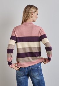 Leichter, gestreifter Pullover in Rosa, Lavendel, Creme und Taupe. Mit einem gerippten Kragen und Bündchen; lockere Passform, Stricktextur und langen Ärmeln.