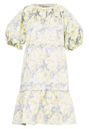 Kukkakuvioinen jacquard-mekko, jossa liehupäiset hihat, pyöreä kaula-aukko ja kerroksittain laskeutuva helma, vaaleankeltaisissa ja vaaleansinisissä sävyissä.