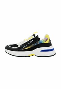 Zapato deportivo en blanco y negro con una parte superior de malla texturizada, detalles en amarillo y suela azul. Texto "Love is the Way" destacado prominentemente.
