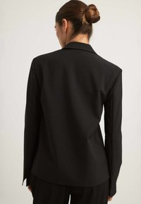 NA-KD MIT SCHNALLEN VORNE - Blejzer - black
