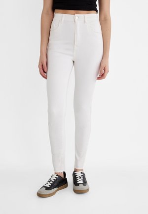 Stradivarius Vaqueros pitillo - white