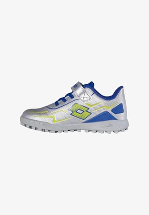 Silberner und blauer Sportschuh mit gelbem Blitzdesign, Klettverschluss und strukturiertem Profil für besseren Halt, seitlich dargestellt.