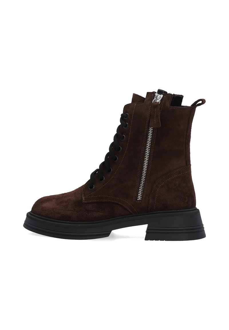 Hnědé semišové kotníkové boty s černými tkaničkami, bočním zipem a texturovaným povrchem. Masivní černá podrážka s mírným podpatkem. Velký otvor nahoře.