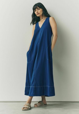 V-NECK SLEEVELESS - Denimové šaty - mid blue denim