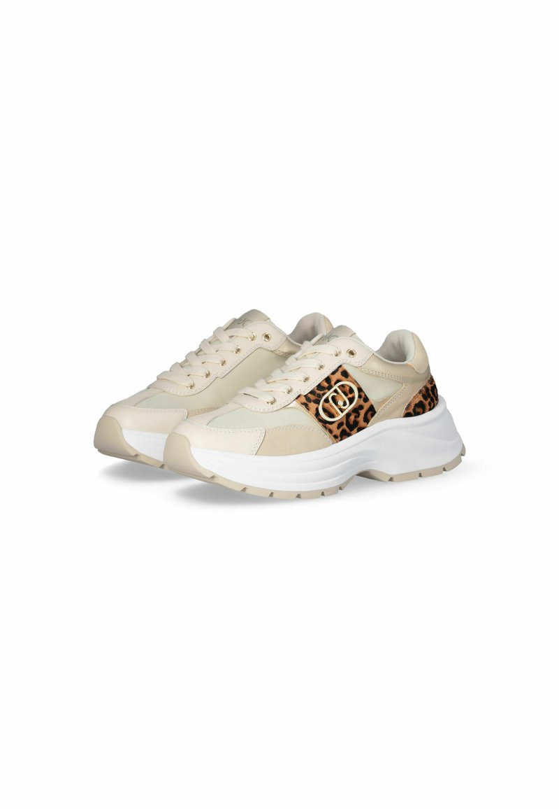 Zapatillas beige con acentos de estampado de leopardo, diseño de cordones, suela blanca gruesa y parte superior texturizada. Presentan un detalle de logo en el lateral.