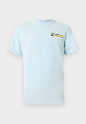 Ανοιχτό μπλε κοντομάνικο T-shirt με το κείμενο «Nature Calls Element» και μικρό γραφικό πεταλούδας και φυτού στο πάνω αριστερό μέρος του στήθους.