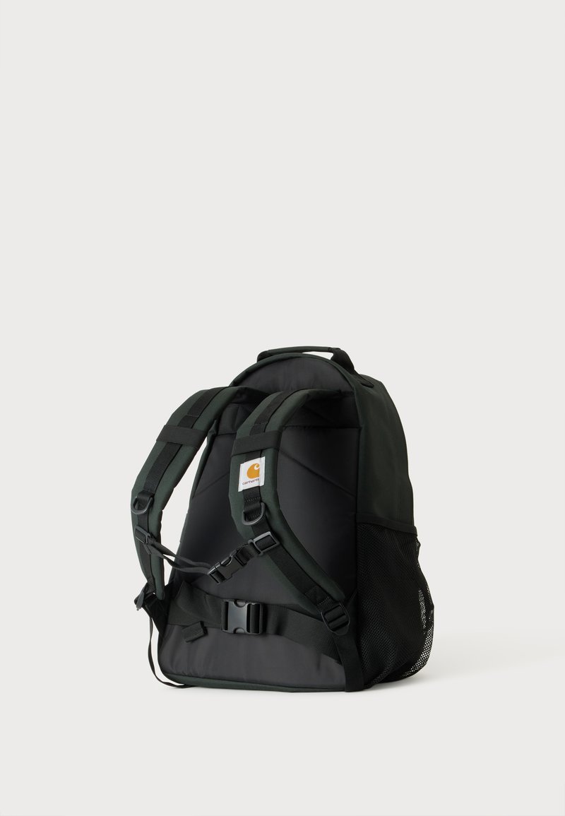 Schwarzer Carhartt-Rucksack mit gepolsterten Trägern, verstellbaren Brust- und Taillenschnallen sowie einem Netzseitentasche auf schlichtem hellem Hintergrund.