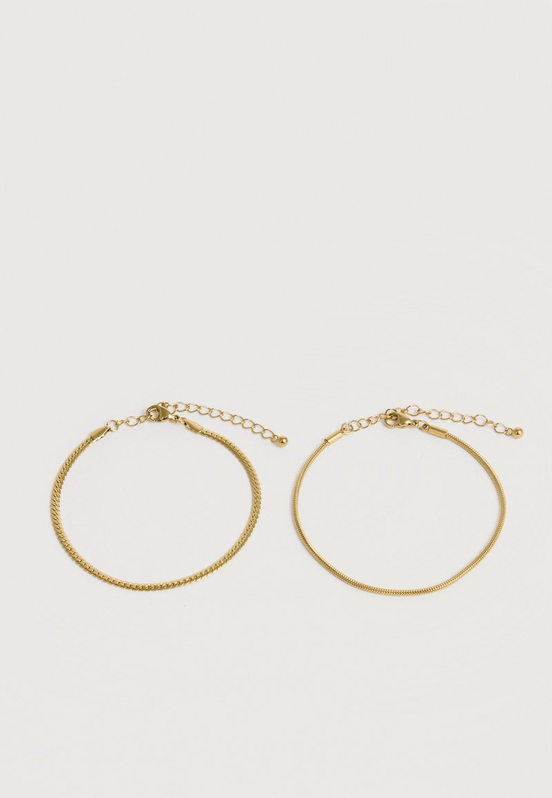 Δύο χρυσά ρυθμιζόμενα βραχιόλια αλυσίδας, το ένα με επίπεδο σχέδιο συνδέσμων και το άλλο με λείο σχέδιο φίδι, εμφανίζονται δίπλα-δίπλα.