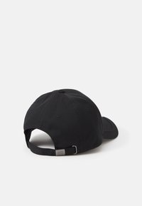 Sort baseballcap lavet af bomuld. Har en buet skygge, justerbar rem bagpå og et enkelt design uden synlige logoer.
