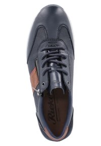 Baskets bleu marine avec une tige en maille, des accents en cuir, des lacets gris, une fermeture éclair sur le côté et des détails marron ; elles sont dotées d'une semelle intérieure rembourrée.