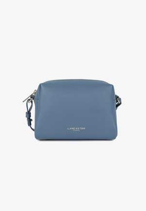 Niebieska prostokątna skórzana torba na ramię z złotym zamkiem błyskawicznym, regulowanym paskiem oraz logo „Lancaster Paris” na przednim środku.